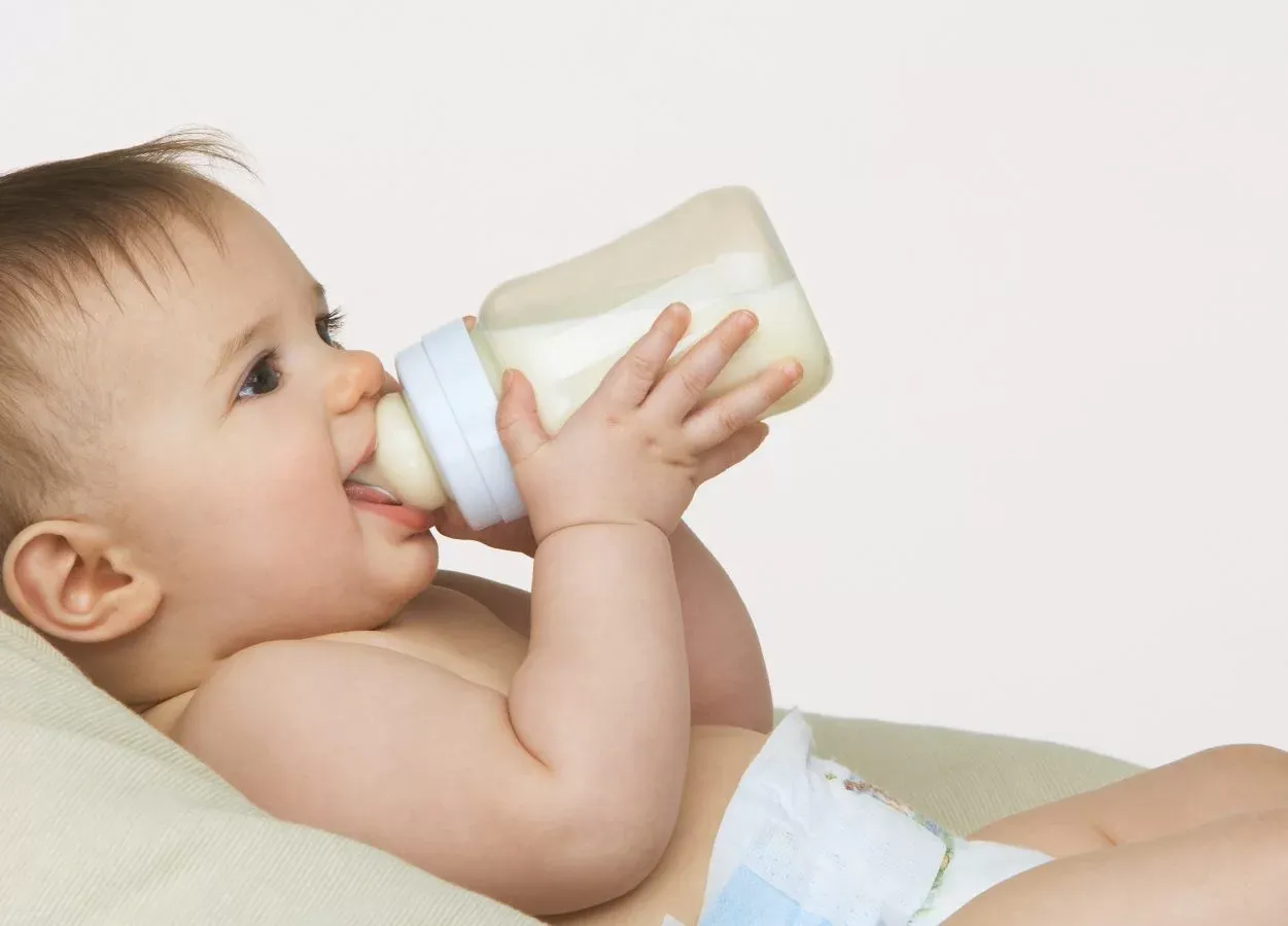 Cách khuyến khích bé bú bình hiệu quả