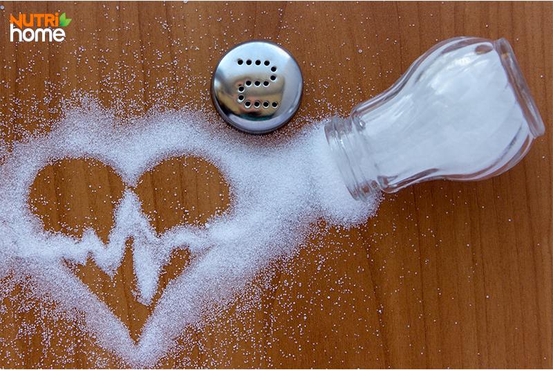 cách trị máu nhiễm mỡ tại nhà, hạn chế natri, muối